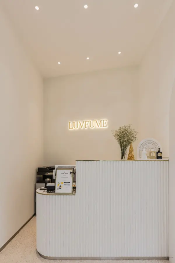 우아한 곡선 카운터의 미니멀 뷰티샵 인테리어